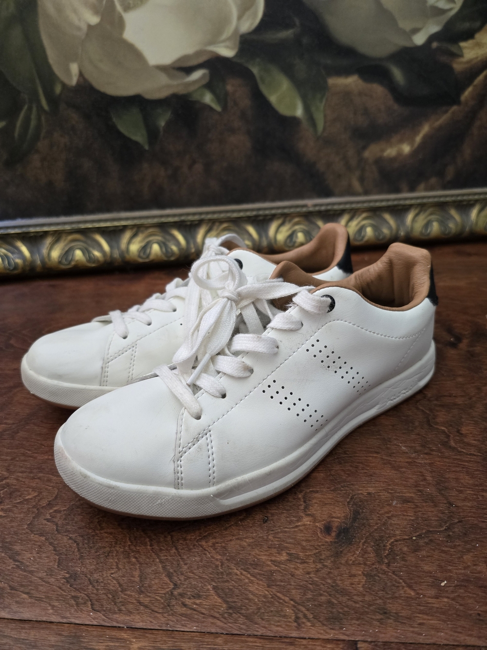 Womens KURU Roam White Leather Sneakers with Tan Accent Size 8